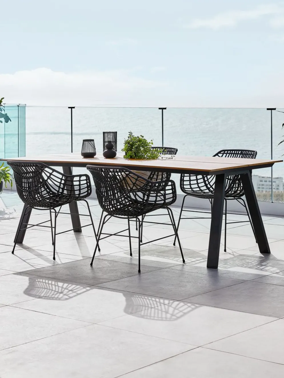 FAUSING + ILDERHUSEFAUSING L220 table naturel + 4 ILDERHUSE chaises noir