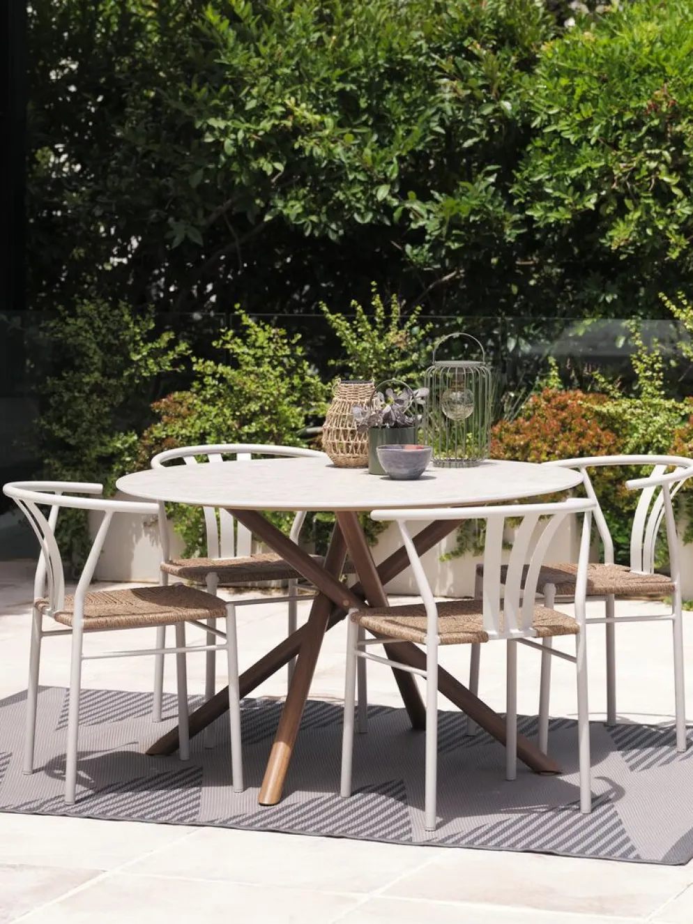 SANDVIG + TAGMARKSANDVIG Ø120 table + 4 TAGMARK chaiess beige